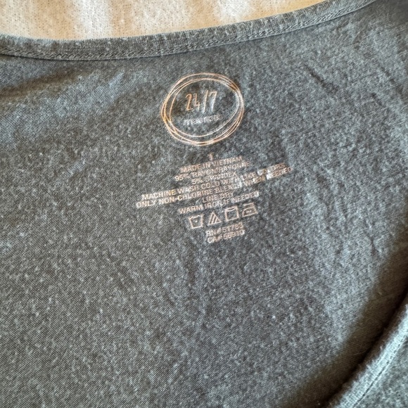 Maurices Women's Size 1X  V-Neck Gray Top - Picture 2 of 4